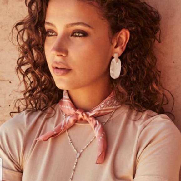 Kendra Scott rose quartz drop earrings. - Picture 2 of 5